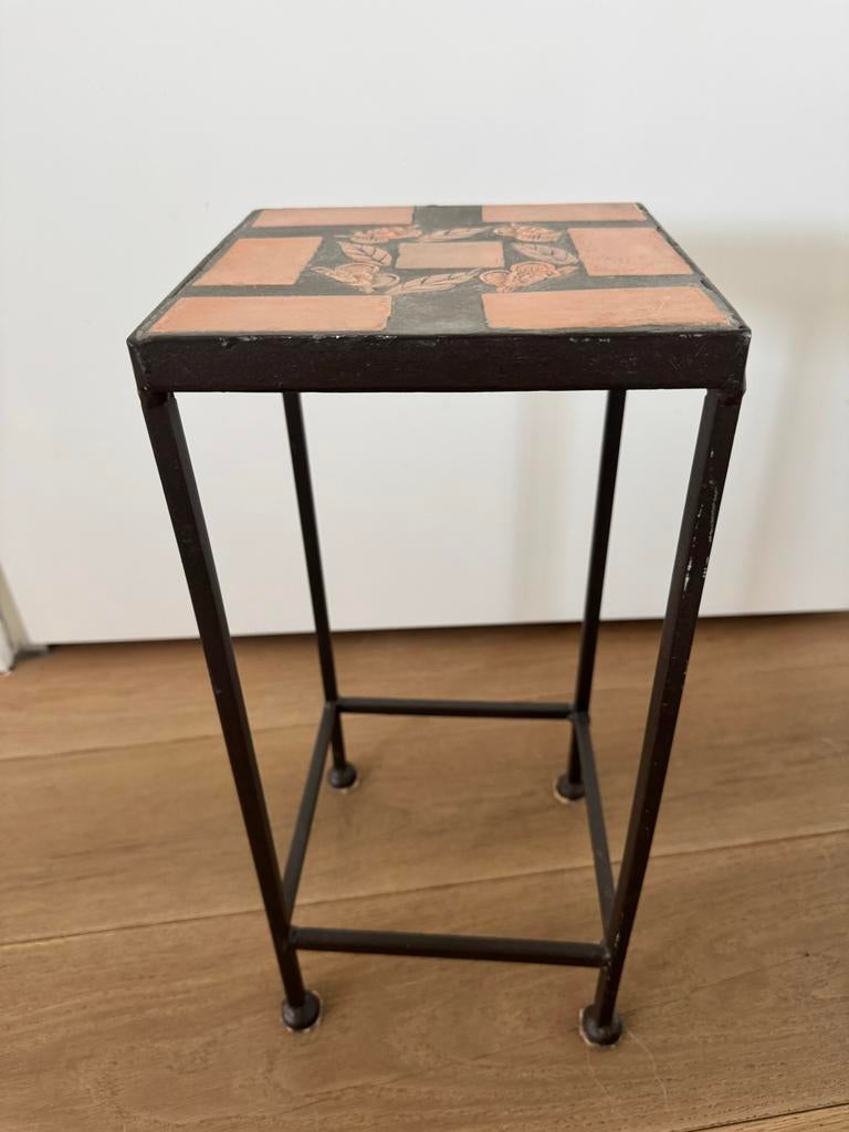 Decoratieve bijzettafel met tegels en ijzeren frame, Ophalen, Minder dan 55 cm, Gebruikt, Metaal of Aluminium
