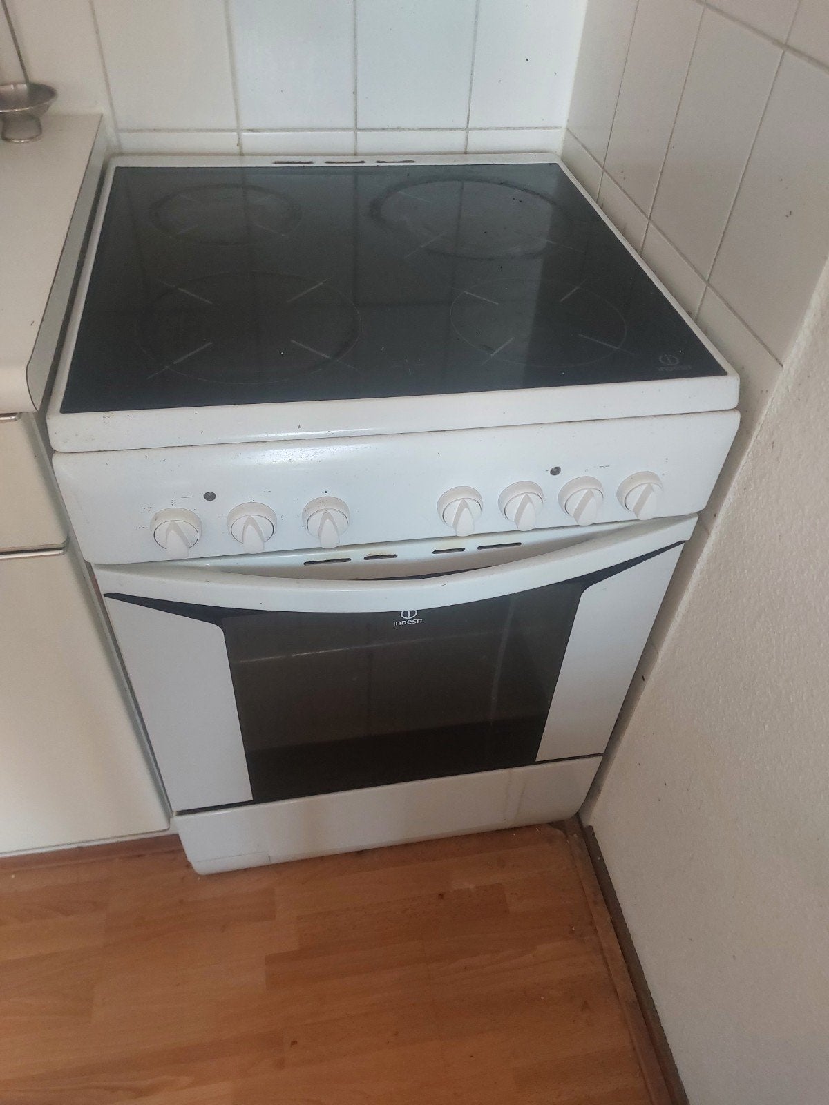 Indesit Vrijstaand Keramisch Fornuis met Oven, Witgoed en Apparatuur, Ophalen, Gebruikt, 60 cm of meer, Keramisch