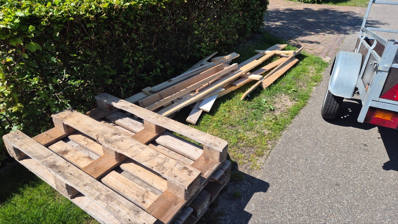 2 gratis Euro pallets en diverse houtresten, Ophalen, Gebruikt, Minder dan 25 mm, Pallet