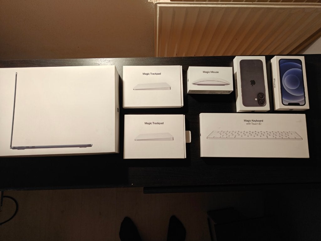 Diverse Apple productdozen: MacBook Air M3, iPhone, Magic, Ophalen, Nieuw, IPhone 16