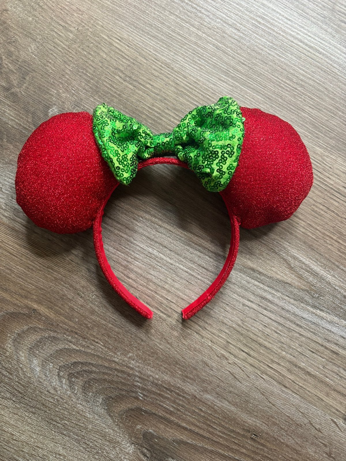 Disney Minnie Mouse oren rood met groene strik, Ophalen of Verzenden, Zo goed als nieuw, Meisje