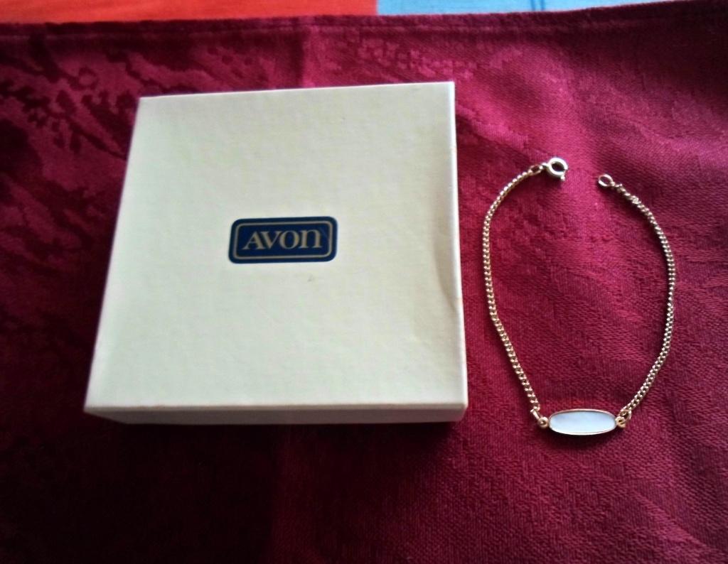 AVON armband goldplated met parelmoersteen. In orig. doos, Sieraden, Tassen en Uiterlijk, Armbanden, Ophalen of Verzenden, Nieuw