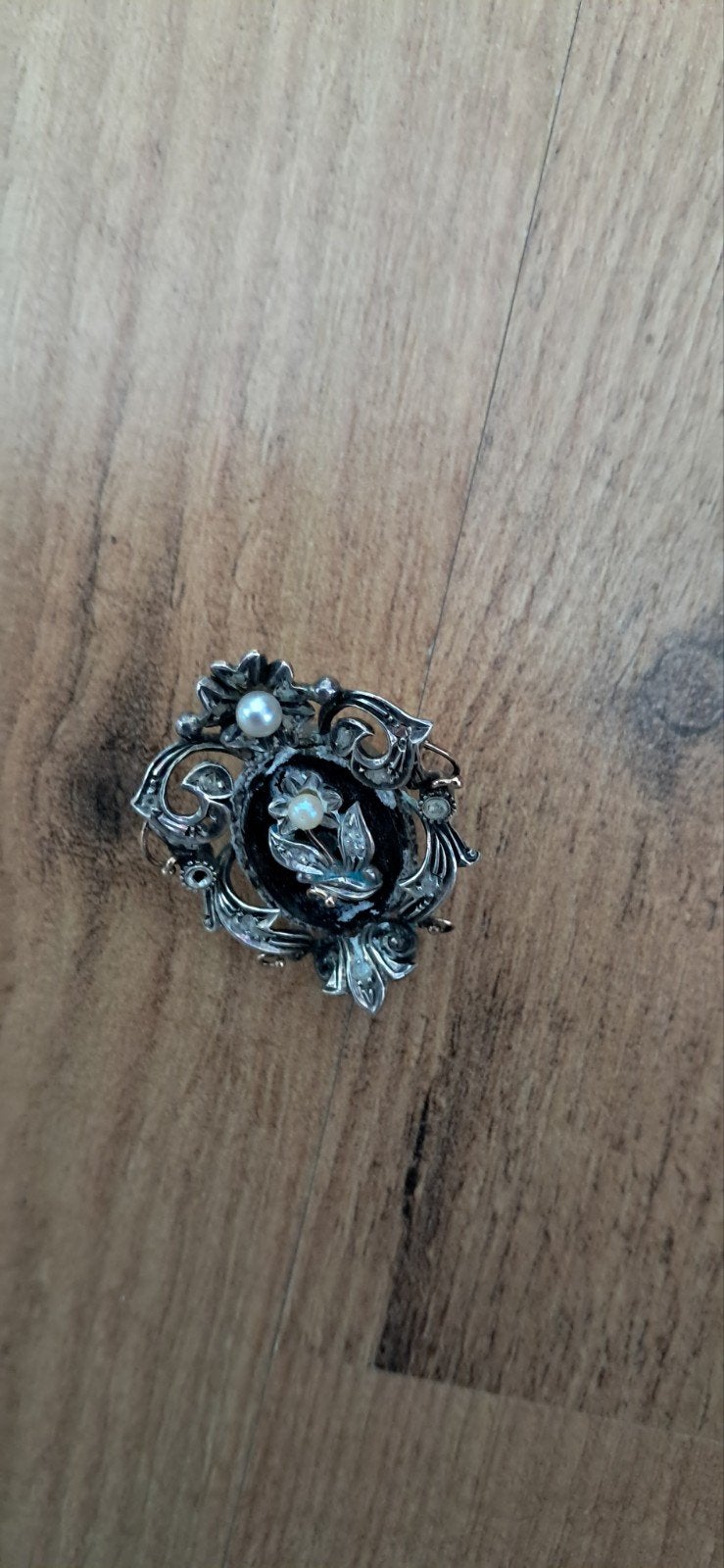 Vintage Broche met Parel en Zilverkleurige Details, 4 tot 7 cm, Gebruikt, Ophalen of Verzenden, Met parel