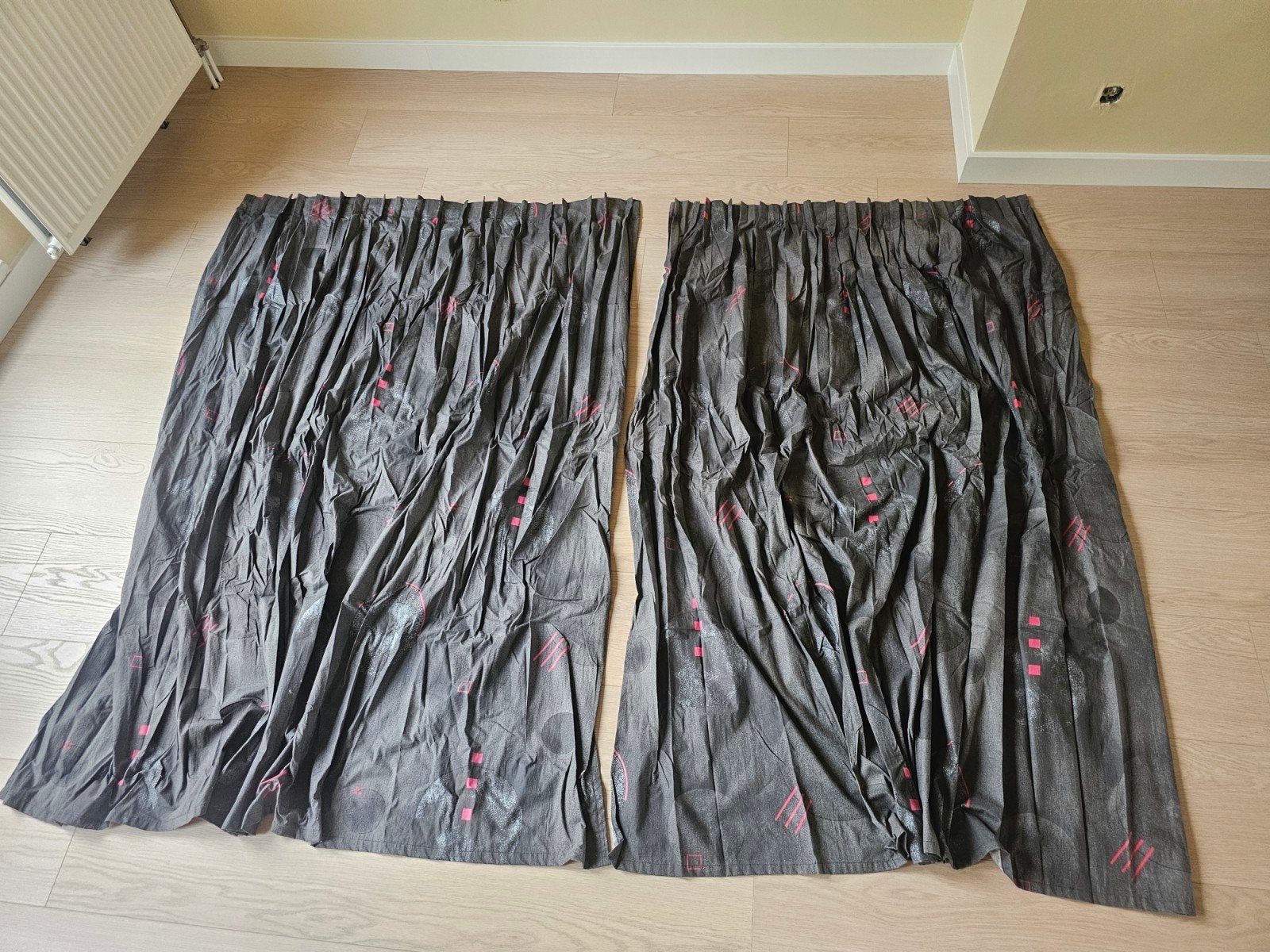 Donkere gordijnen met roze accenten - 220x165cm, Huis en Inrichting, Overige materialen, Gebruikt, Overige merken, 165 cm