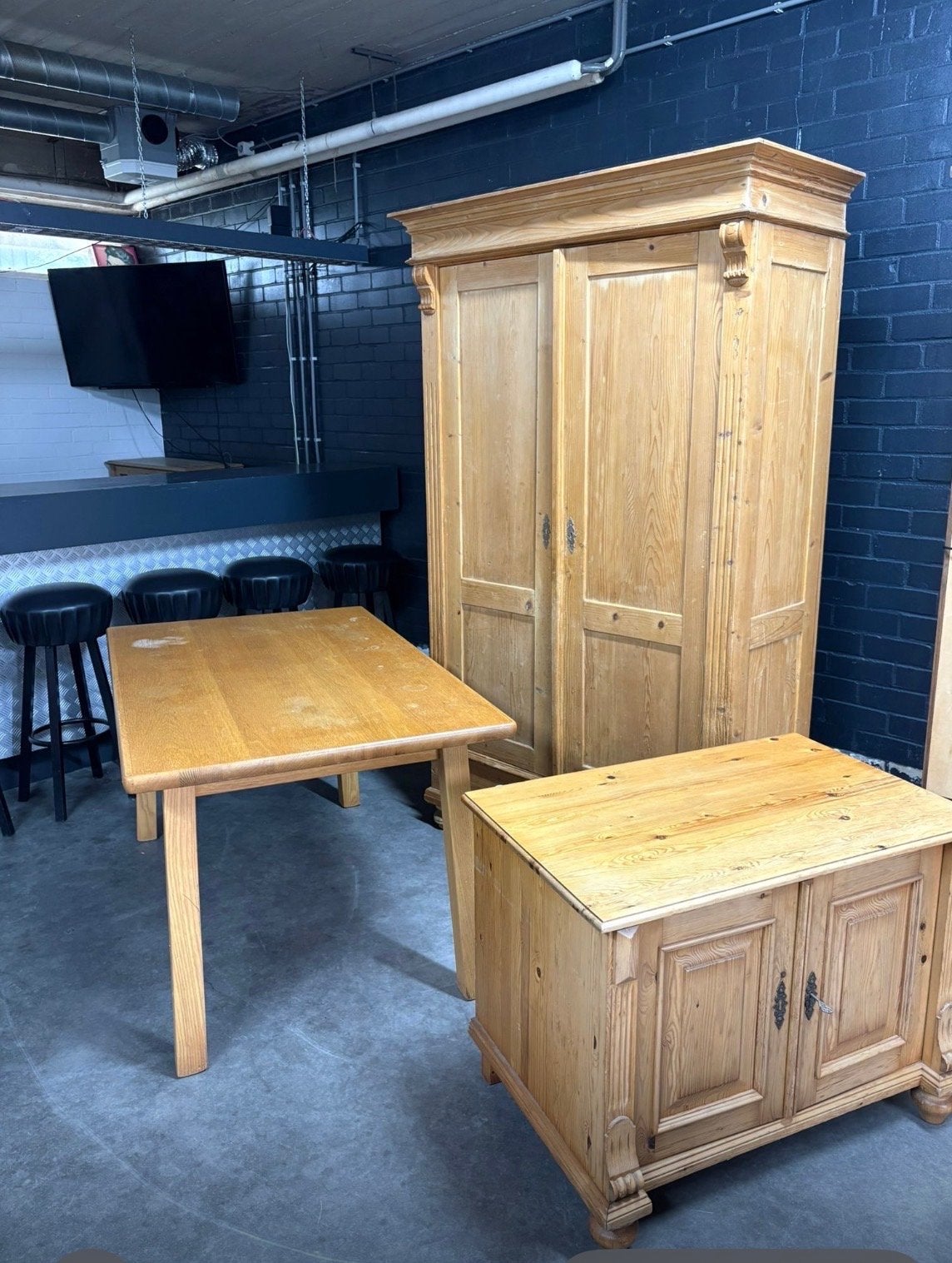 Antieke grenen kast, dressoir en tafel ., Ophalen
