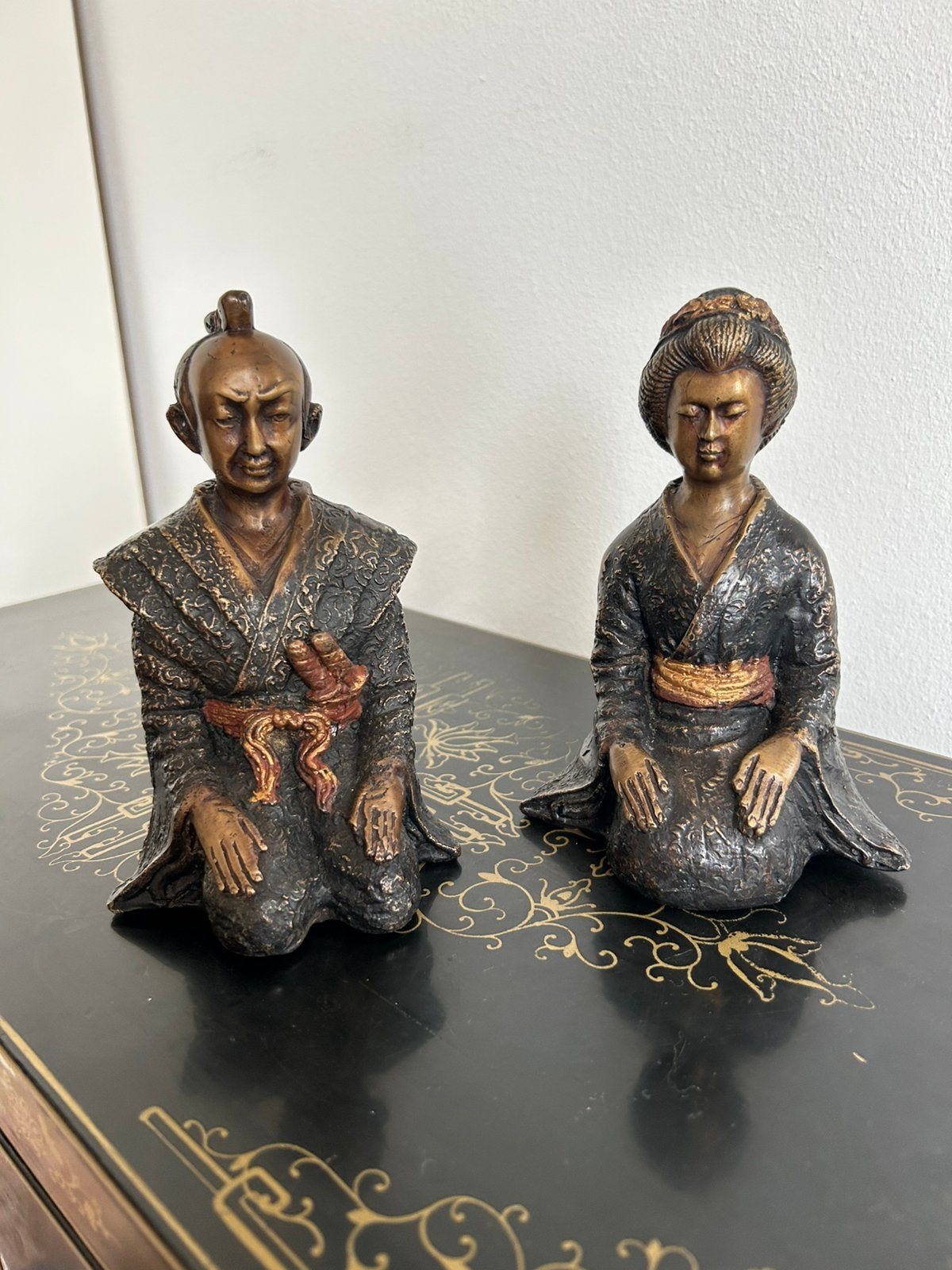 Japanse, bronzen, polychroom gedecoreerde samoerai en vrouw, Ophalen of Verzenden
