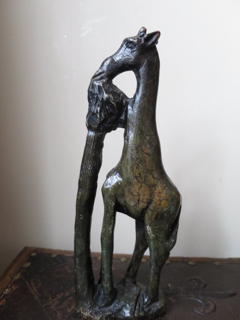 MOOI HANDGEMAAKT BEELD VAN EEN GIRAFFE UIT NATUURSTEEN 30CM, Ophalen of Verzenden