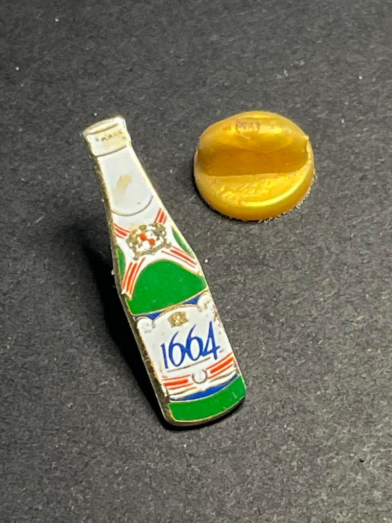Bier pin Kronenbourg 1664 flesje, Ophalen of Verzenden, Gebruikt, Overige typen, Overige merken