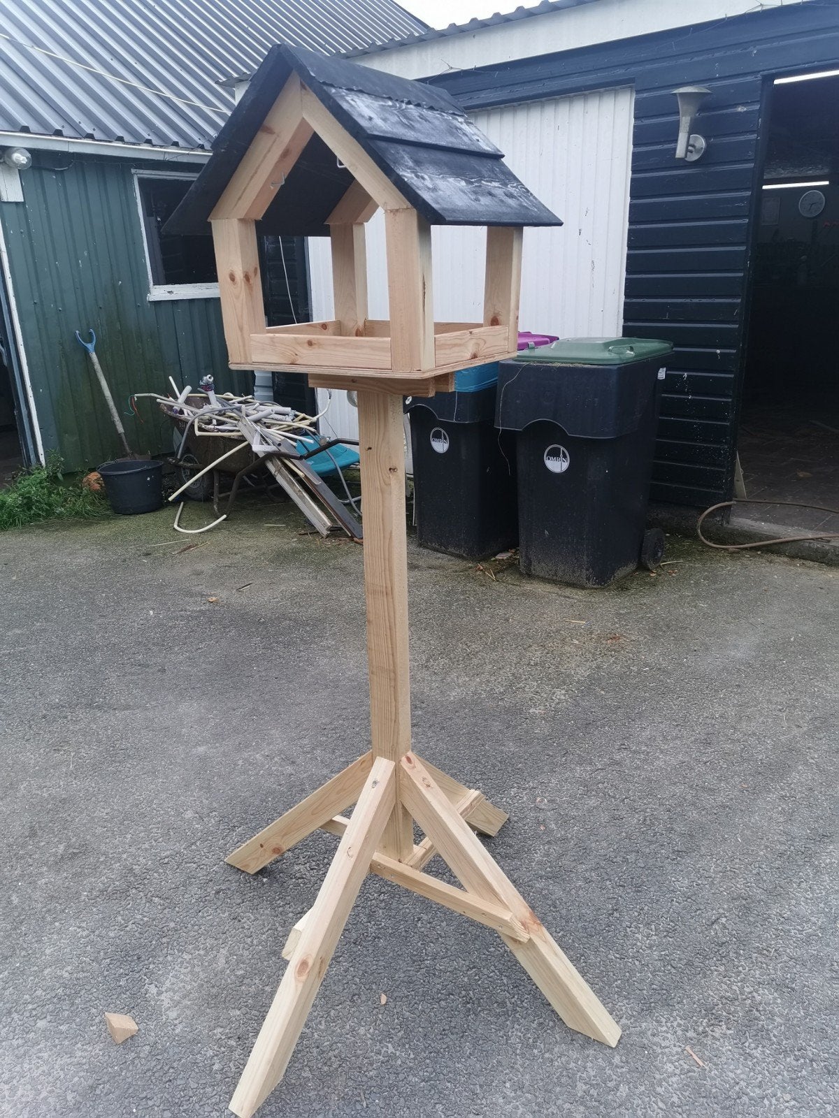 Nieuw handgemaakt houten vogelvoederhuis op standaard, Ophalen, Nieuw