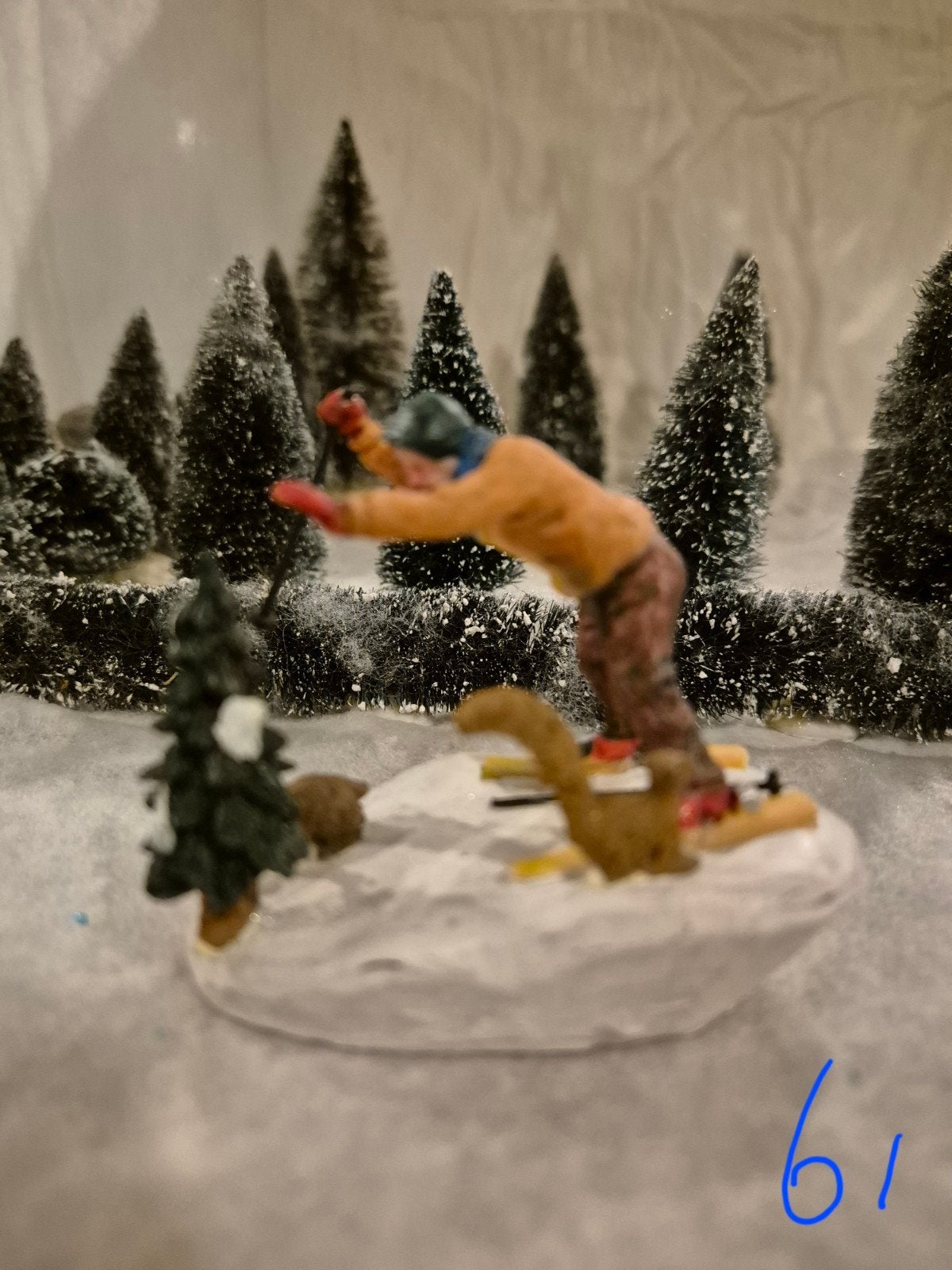 LEMAX skier drops ski pole falling over tree rabbit squirrel, Ophalen of Verzenden, Zo goed als nieuw