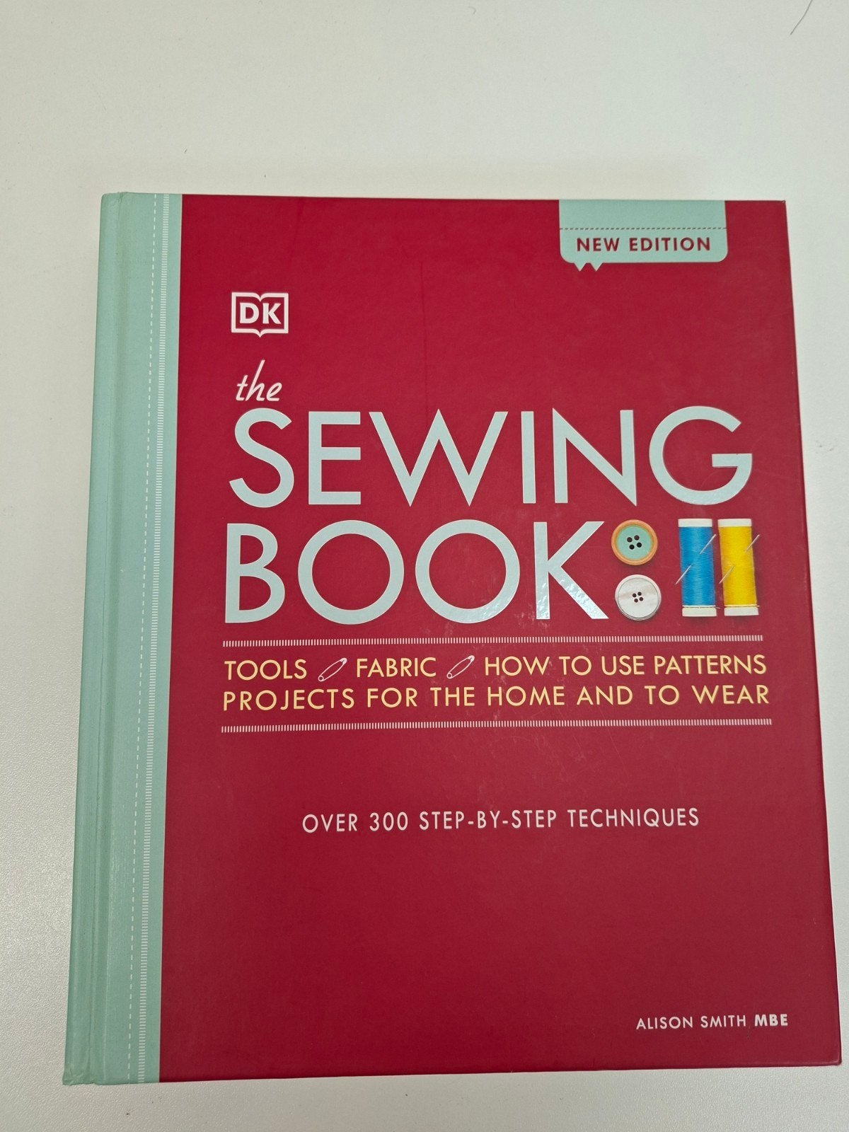 The Sewing Book: Nieuwe Editie - Naaiboek voor Beginners, Ophalen of Verzenden, Zo goed als nieuw, Borduren en Naaien, Alison Smith MBE