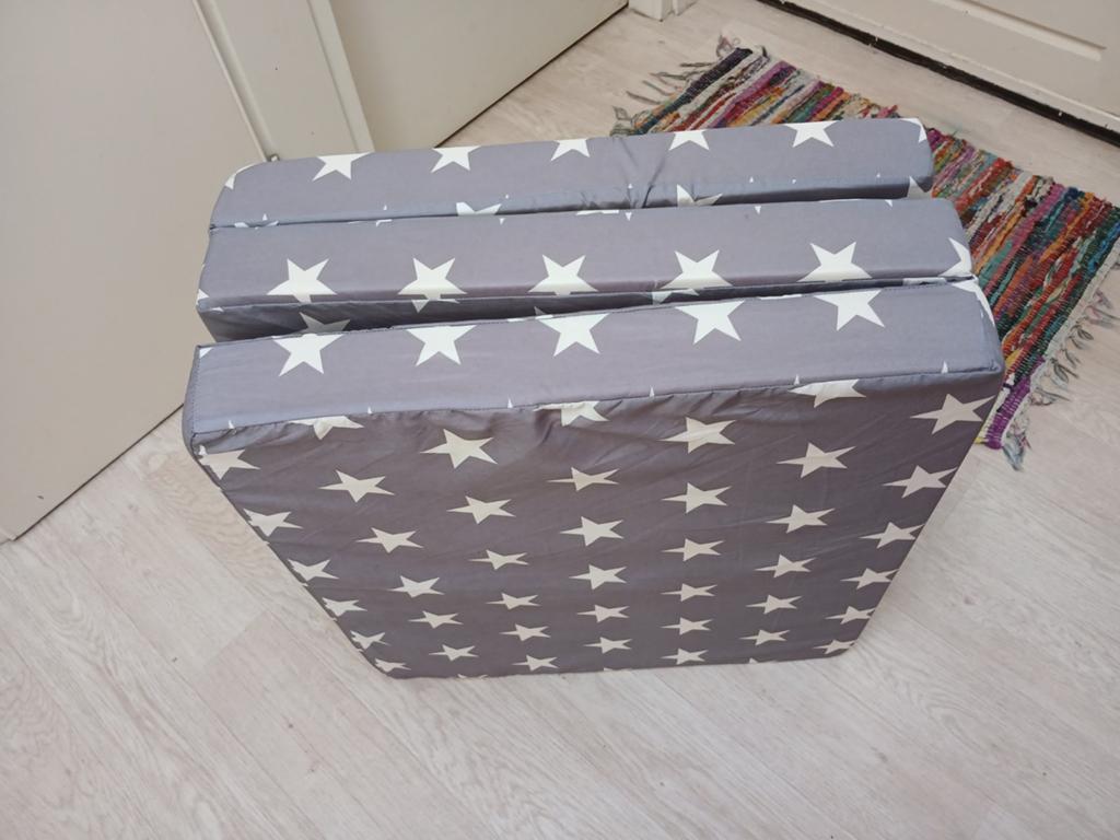 Opvouwbaar matras met sterrenpatroon, Huis en Inrichting, Slaapkamer | Matrassen en Bedbodems, Ophalen, Gebruikt, Eenpersoons