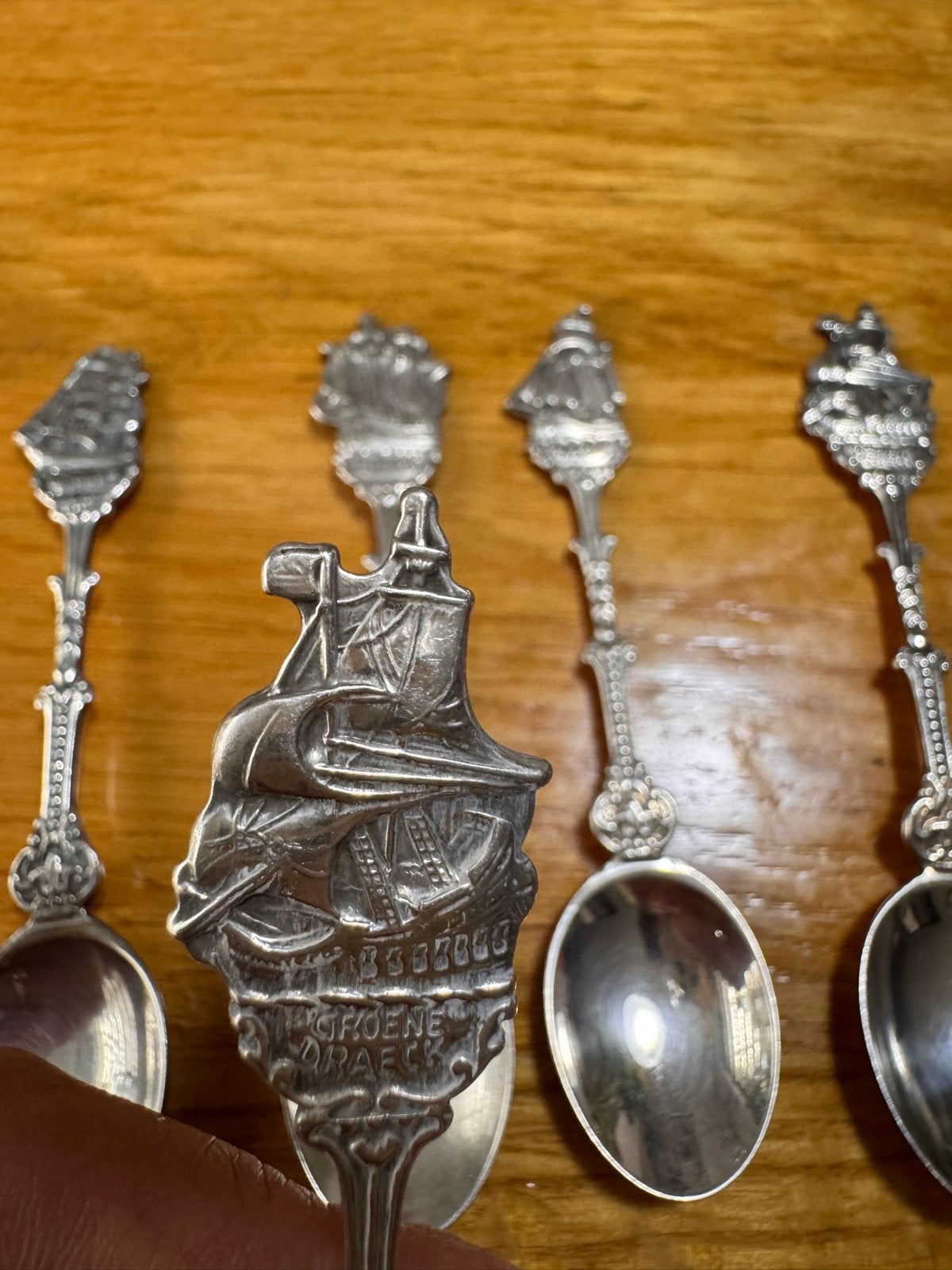 Set van 5 zilverkleurige lepels met schepen, Antiek en Kunst, Ophalen of Verzenden