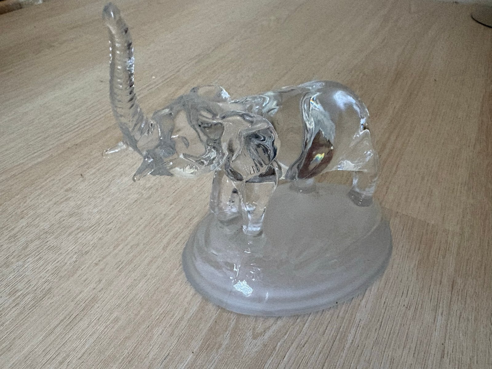 Glazen olifant beeldje met omhoogstaande slurf, Antiek en Kunst, Antiek | Glas en Kristal, Ophalen of Verzenden