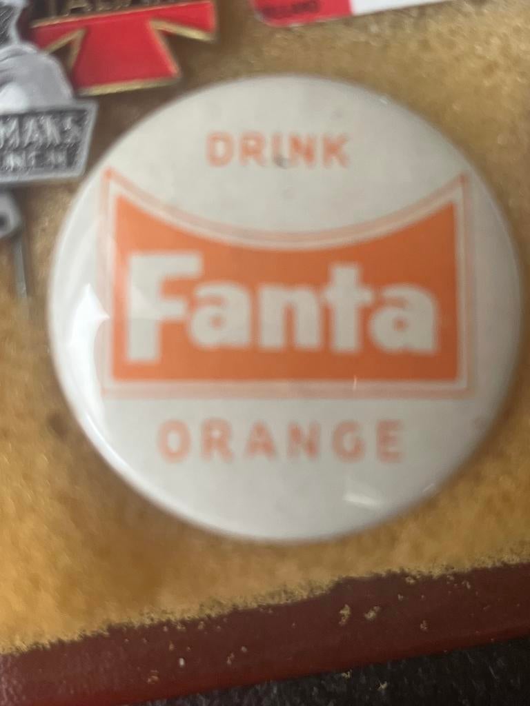 Vintage Fanta Orange Drink Button Speld Reclame Pin, Ophalen of Verzenden, Gebruikt, Gebruiksvoorwerp