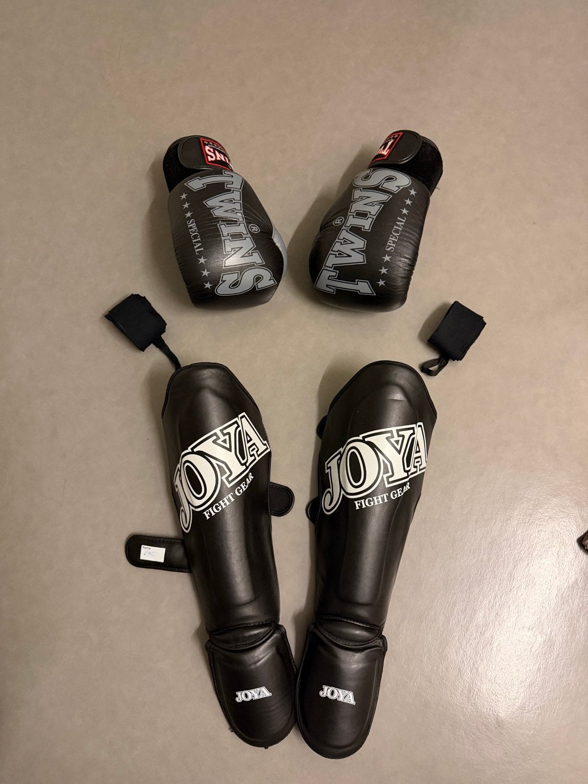Complete kickbokset: Twins handschoenen 16 OZ & Joya scheenb, Gebruikt, Overige, Vechtsportbescherming, Maat L