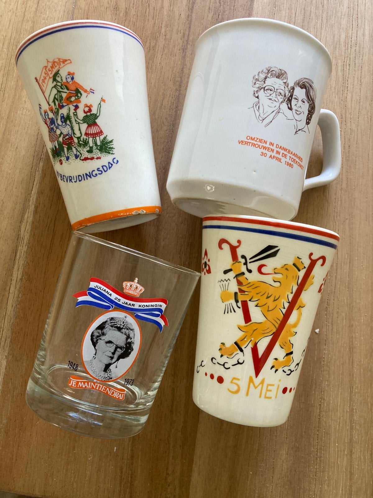 Set van 4 historische bekers/mokken - Opbrengst goed doel, Ophalen, Gebruikt, Nederland, Servies