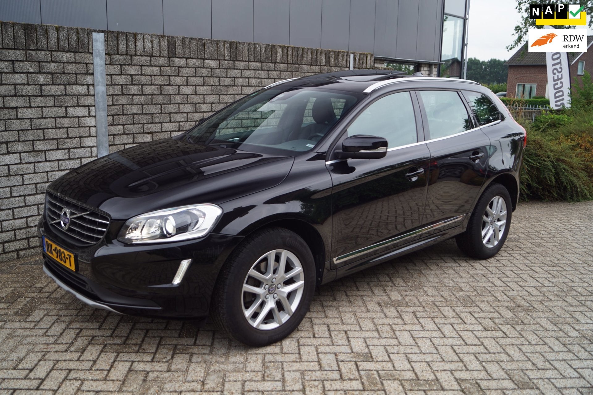 Volvo XC60 2.0 T5 FWD Polar+ Autom Panodak Leder Sportst Sto, Auto's, 15 km/l, Gebruikt, 4 cilinders, 1969 cc