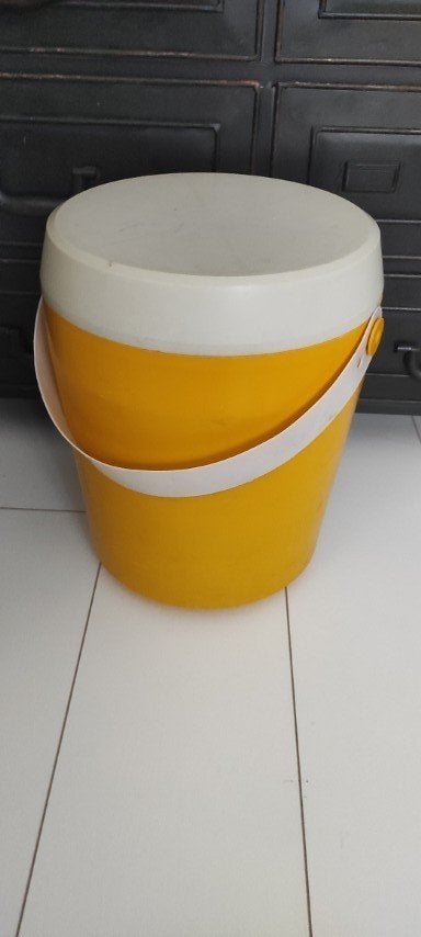 Vintage naaiemmer naaibox geel wit met hengsel, Ophalen of Verzenden, Gebruikt, Overige typen