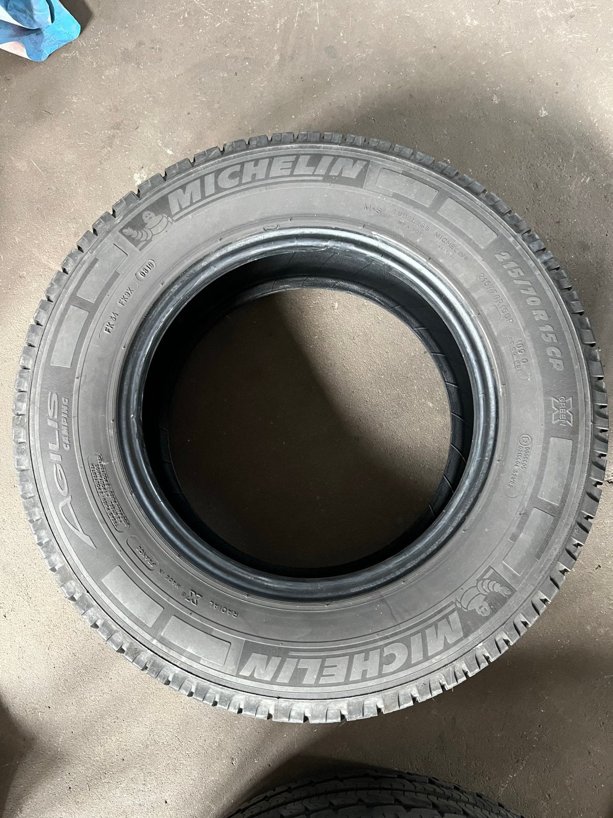 Michelin Agilis Camping 215/70R15CP Banden 2 stuks, 15 inch, Ophalen of Verzenden, All Season, Band(en)