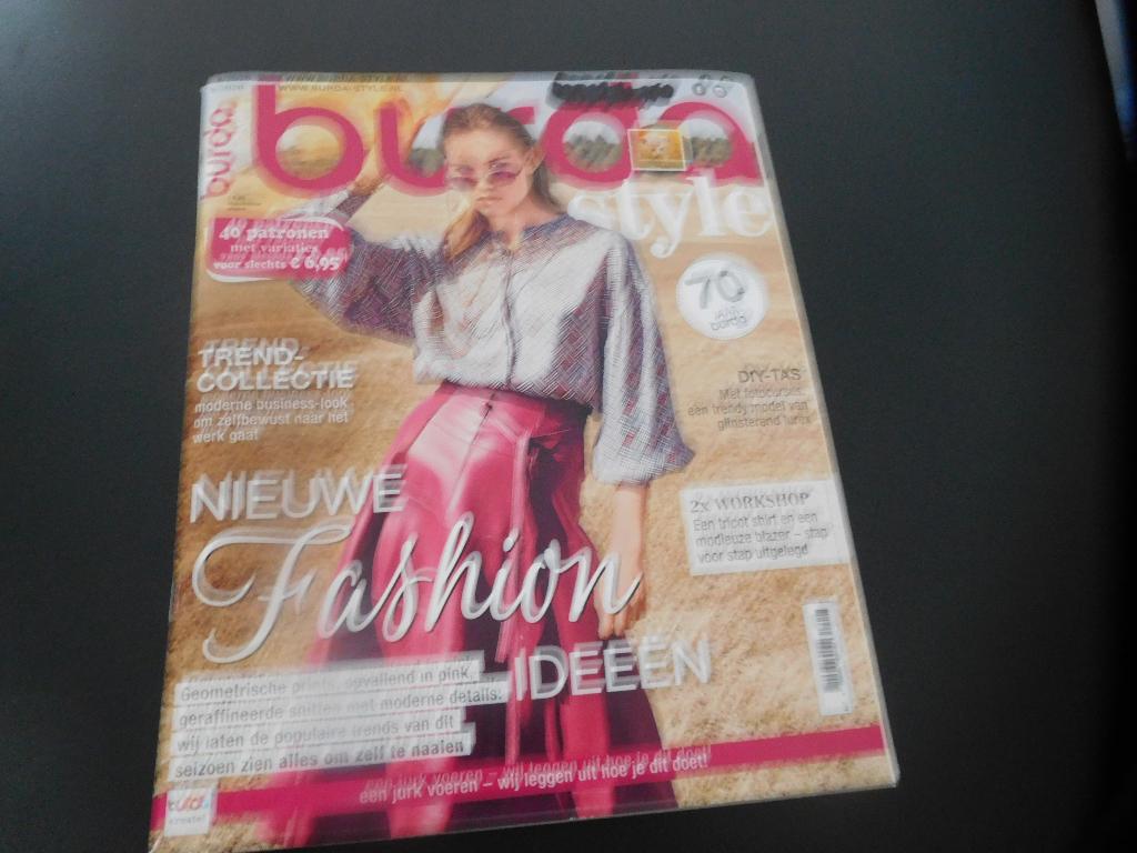 kledingpatronen ==  Burda 2020 == 8 == augustus ==, Hobby en Vrije tijd, Kledingpatronen, Ophalen of Verzenden, Zo goed als nieuw