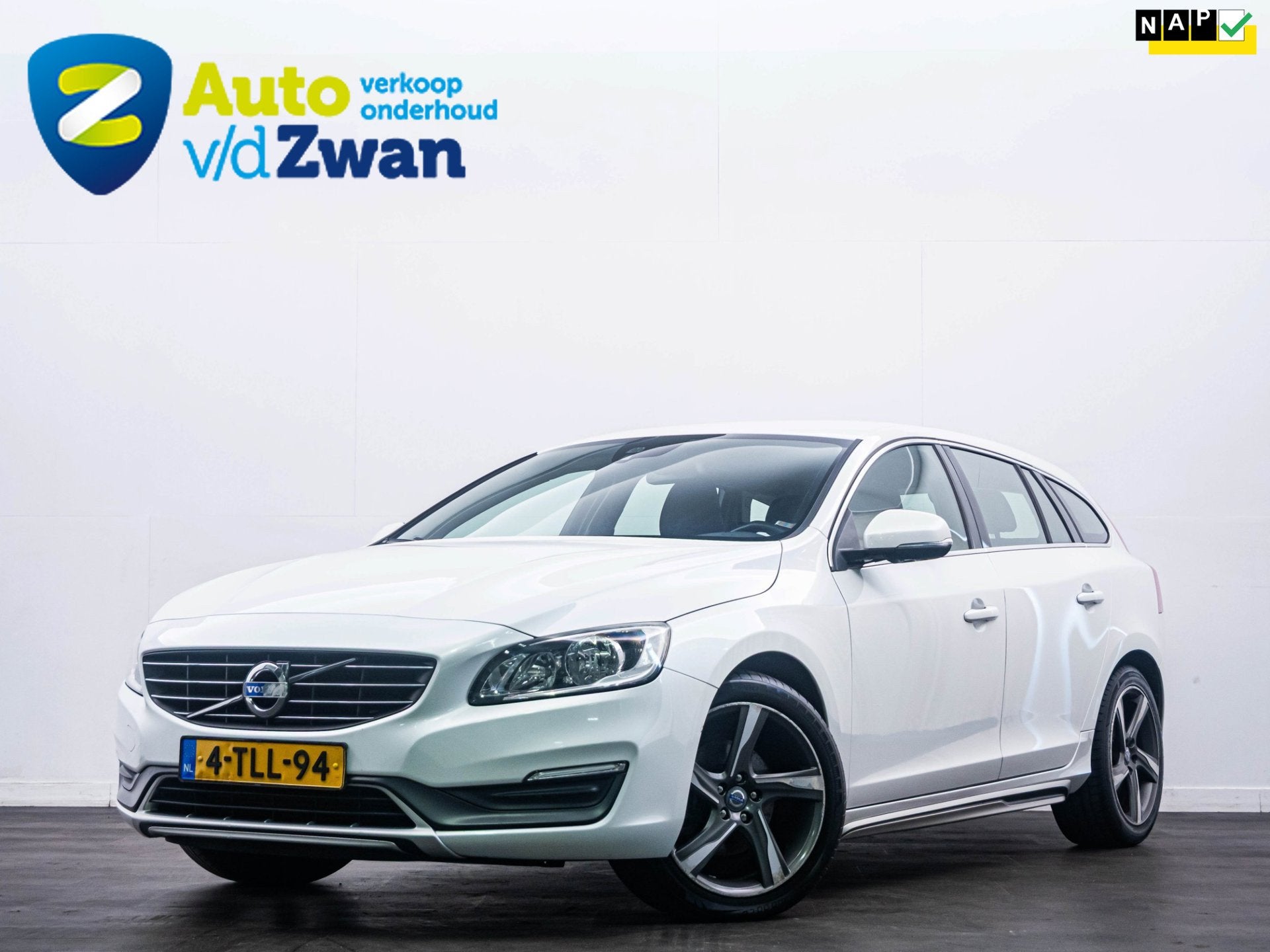 Volvo V60 1.6 T3 Momentum Clima|Cruise|Navi|Trekhaak!, Auto's, Gebruikt, Zwart, 4 cilinders, 150 pk