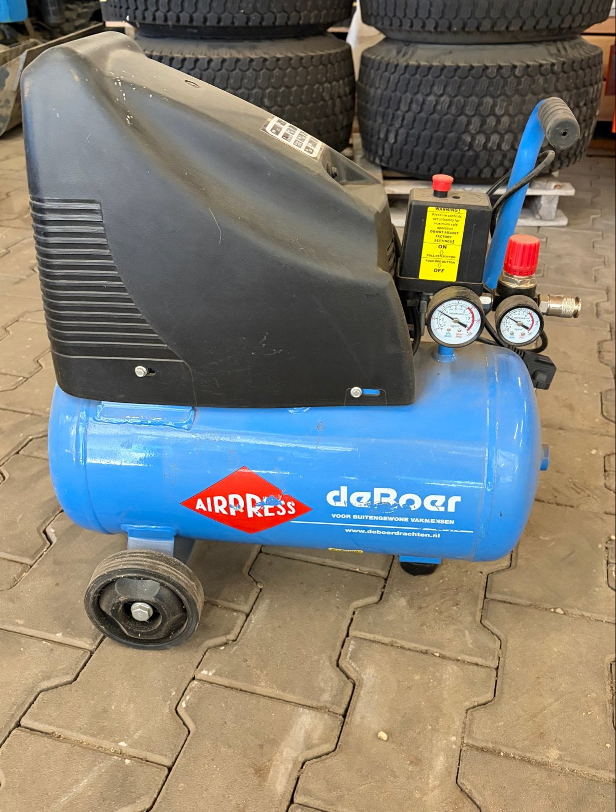 Airpress Compressor - Mobiel en Krachtig, Ophalen, Gebruikt, 6 tot 10 bar, 200 tot 400 liter/min
