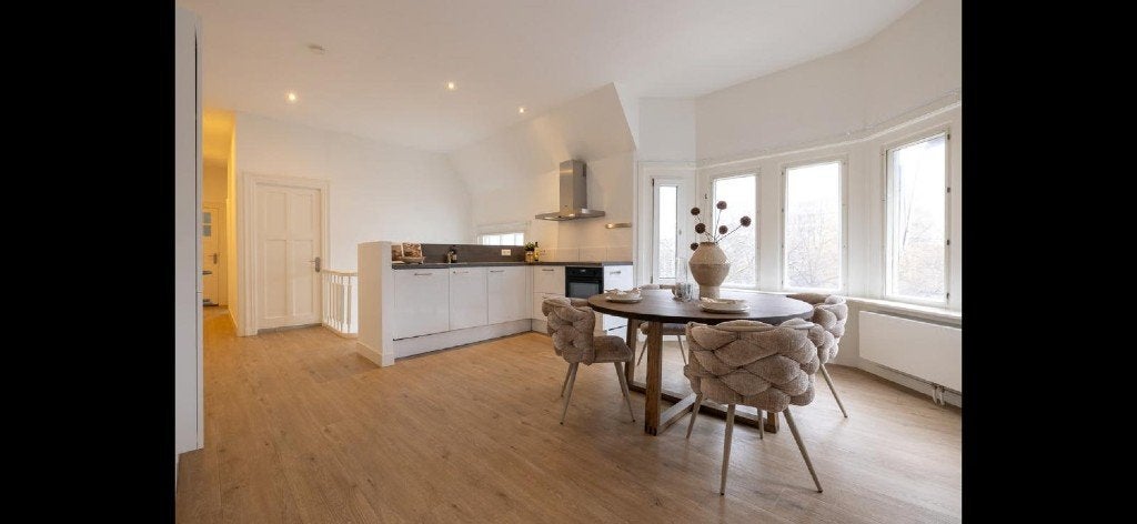 Moderne witte keuken met inbouwapparatuur, Ophalen, Wit, Enkelwandige keuken, Kunststof