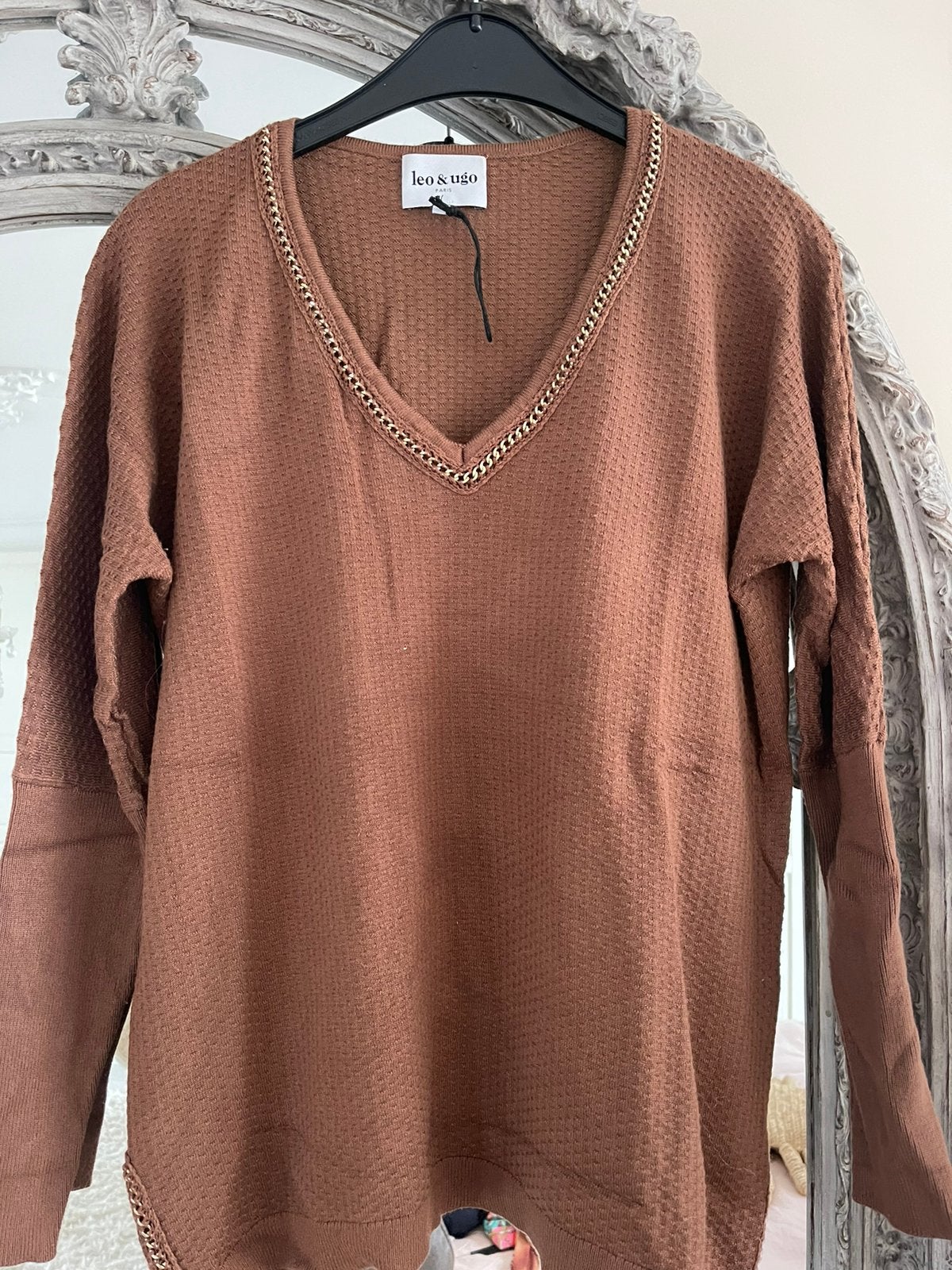 Mooie Leo & Ugo camel kleur trui leuke details maat 3, Ophalen of Verzenden, Zo goed als nieuw, Maat 38/40 (M), Bruin