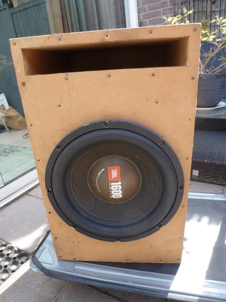 Jbl subwoofer 1600 Watt inclusief gepoorte kist, Auto diversen, Autospeakers, Ophalen, Gebruikt