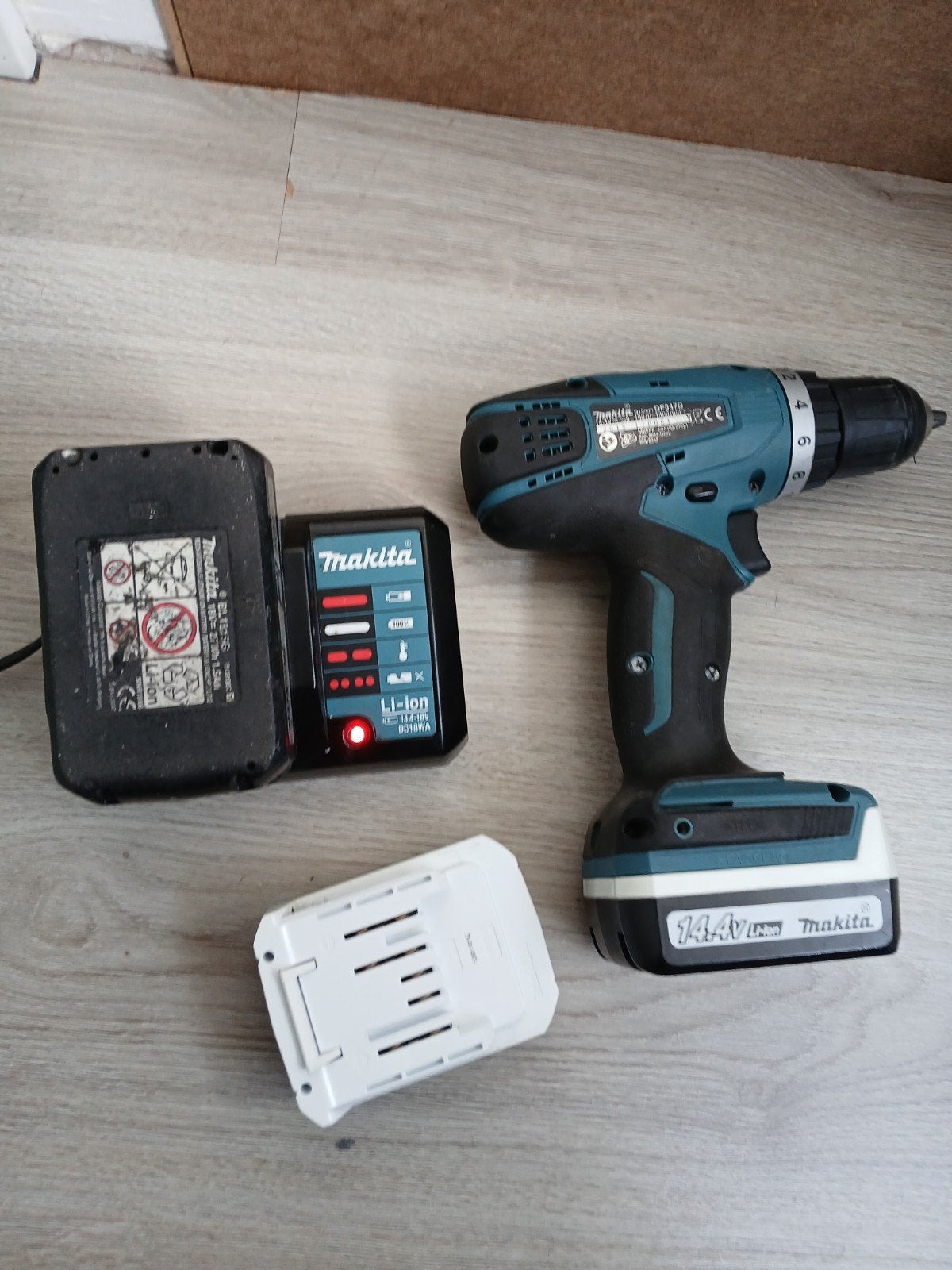 Makita DF347D Accuboormachine met lader en accu's, Gebruikt, Variabele snelheid, Ophalen of Verzenden, Boor- en Schroefmachine