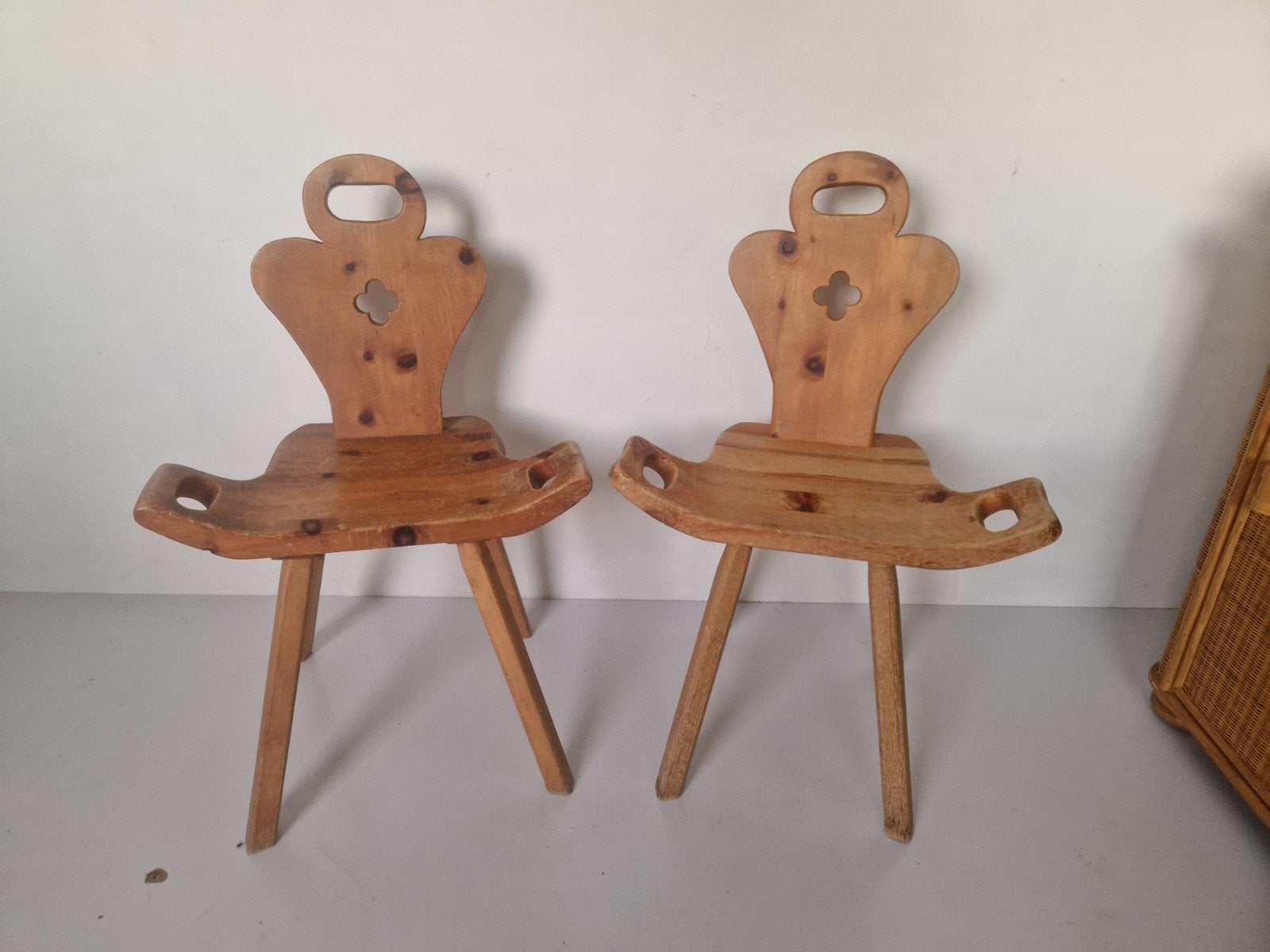 2 brutalist spaanse lage stoelen grenen vintage., Huis en Inrichting, Gebruikt, Bruin, Onbekend, Ophalen of Verzenden