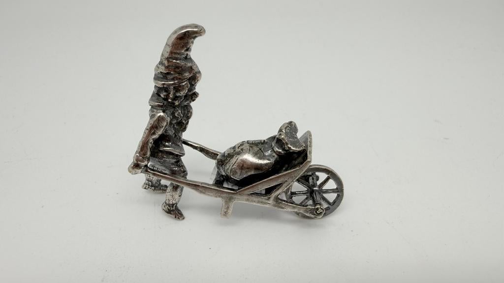 Zilveren miniatuur van een kabouter met kar., Antiek en Kunst, Verzenden, Zilver