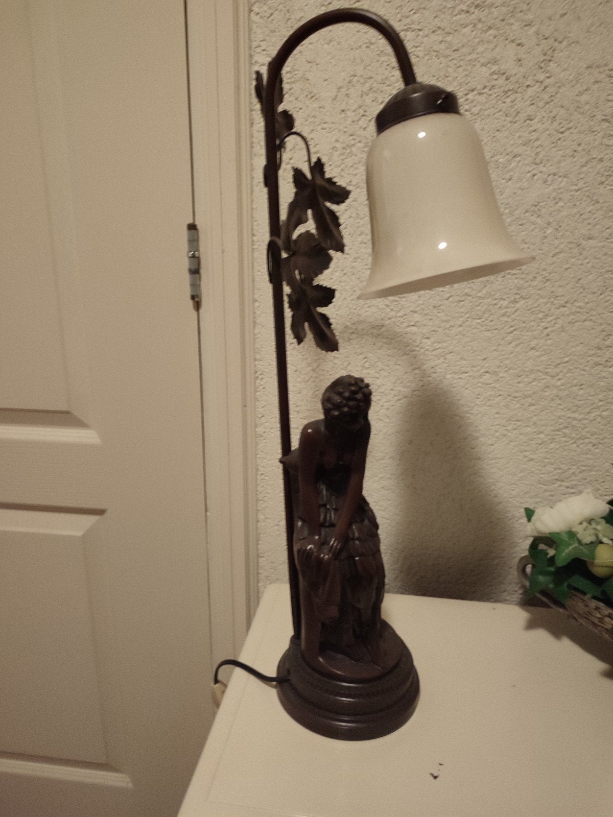 Vintage Tafellamp met Beeld van Dame, Ophalen