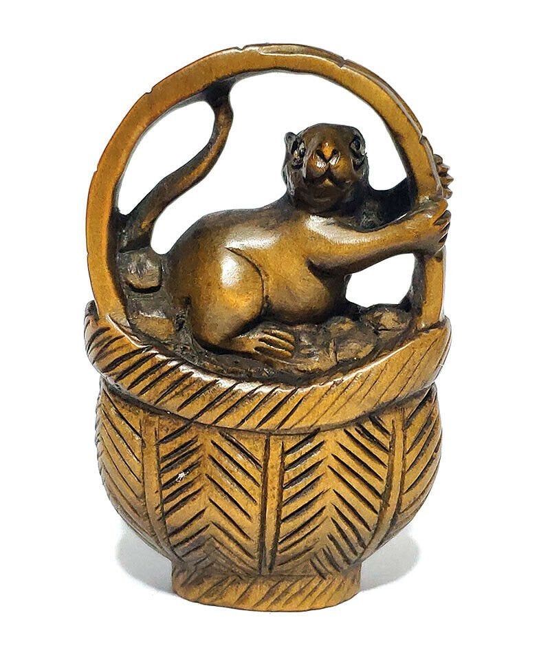 Hardhouten Netsuke van een muis in een mand, Antiek en Kunst, Kunst | Niet-Westerse kunst, Hout, Bruin, Ophalen of Verzenden, Netsuke