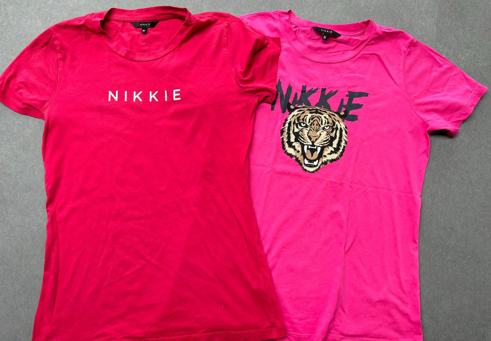 Nikkie T-shirts (2 stuks) - Roze en Rood, Kleding | Dames, Maat 38/40 (M), Ophalen of Verzenden, Zo goed als nieuw, Korte mouw