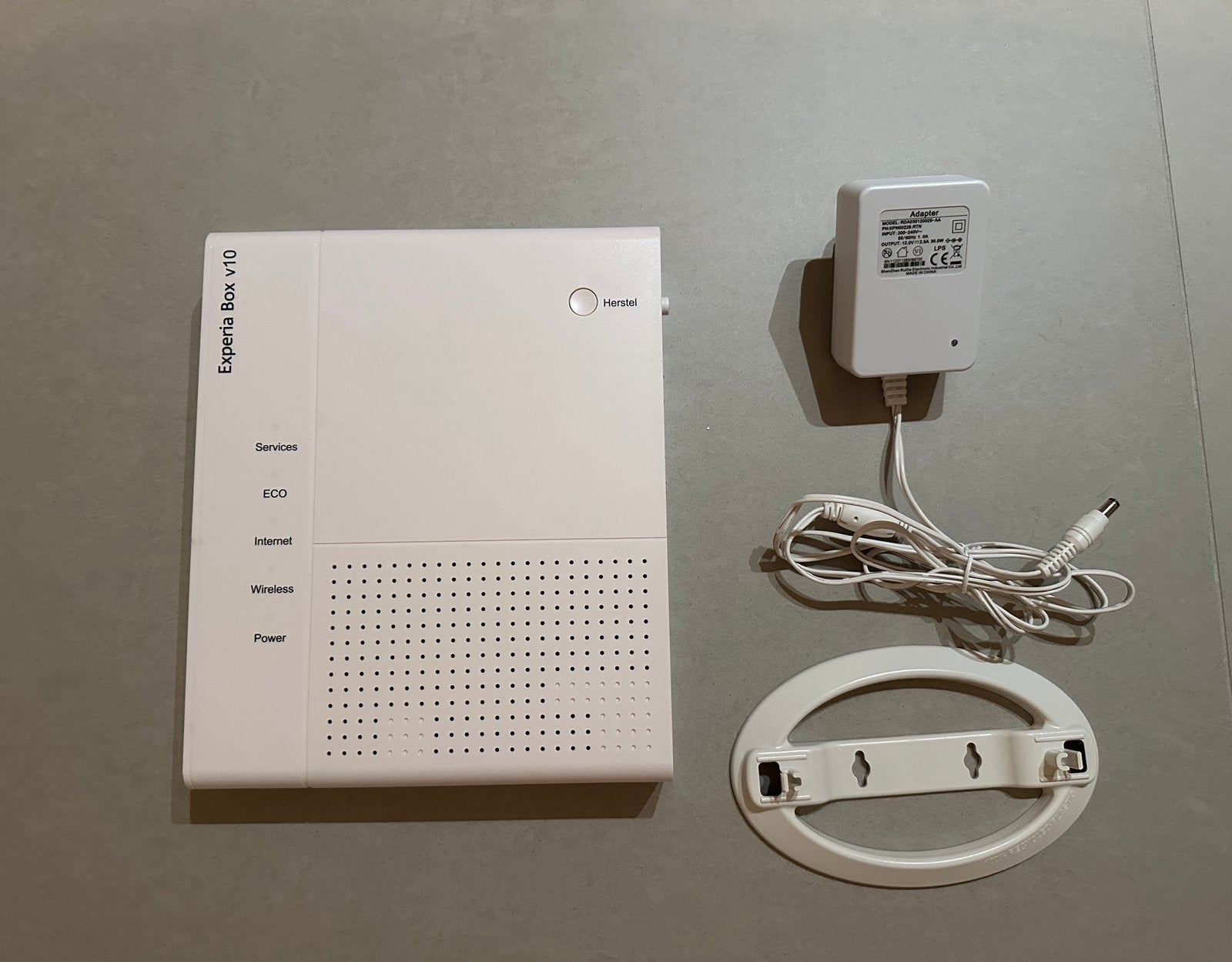 KPN Experia Box V10 Router met adapter en standaard, Computers en Software, Routers en Modems, Gebruikt, Router met modem, Ophalen of Verzenden