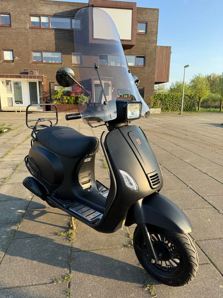 Zwarte sourini Sprint snorscooter - Zo goed als nieuw, Fietsen en Brommers, Scooters | Vespa, Ophalen, Overige modellen, Zo goed als nieuw