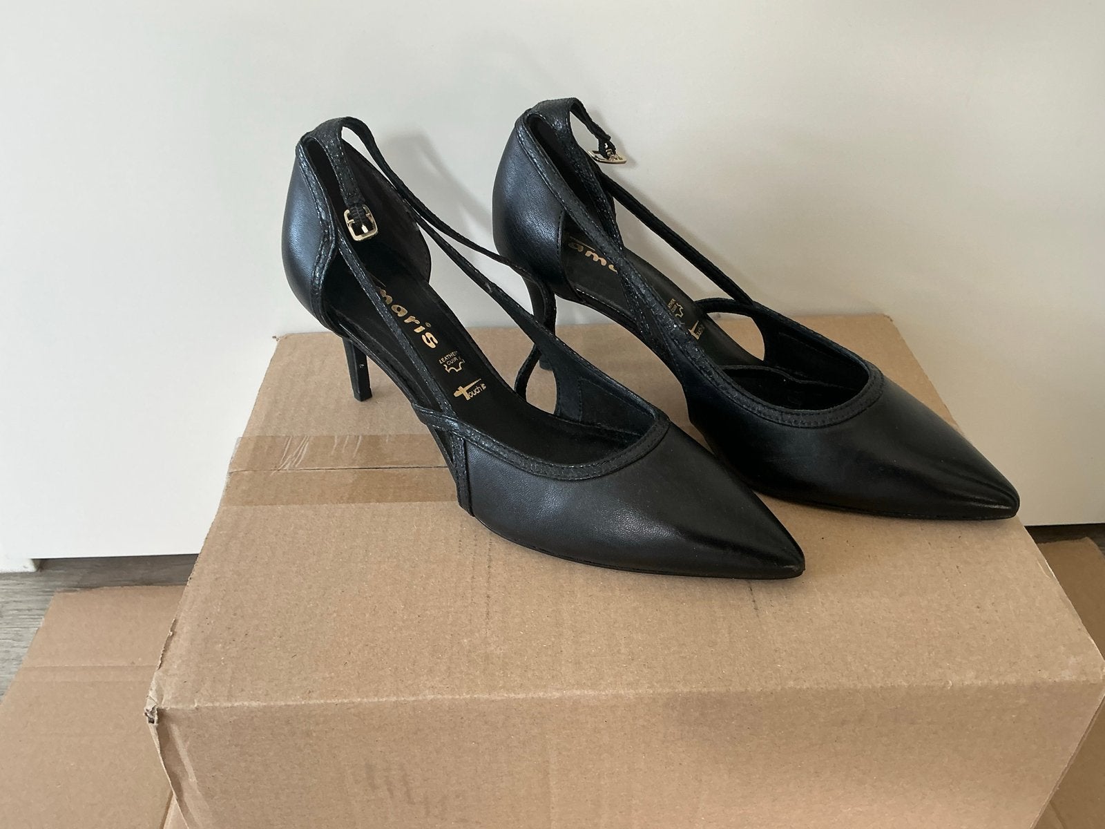 Tamaris zwarte pumps met bandje - Maat 39, Ophalen, Zo goed als nieuw, Zwart, Pumps