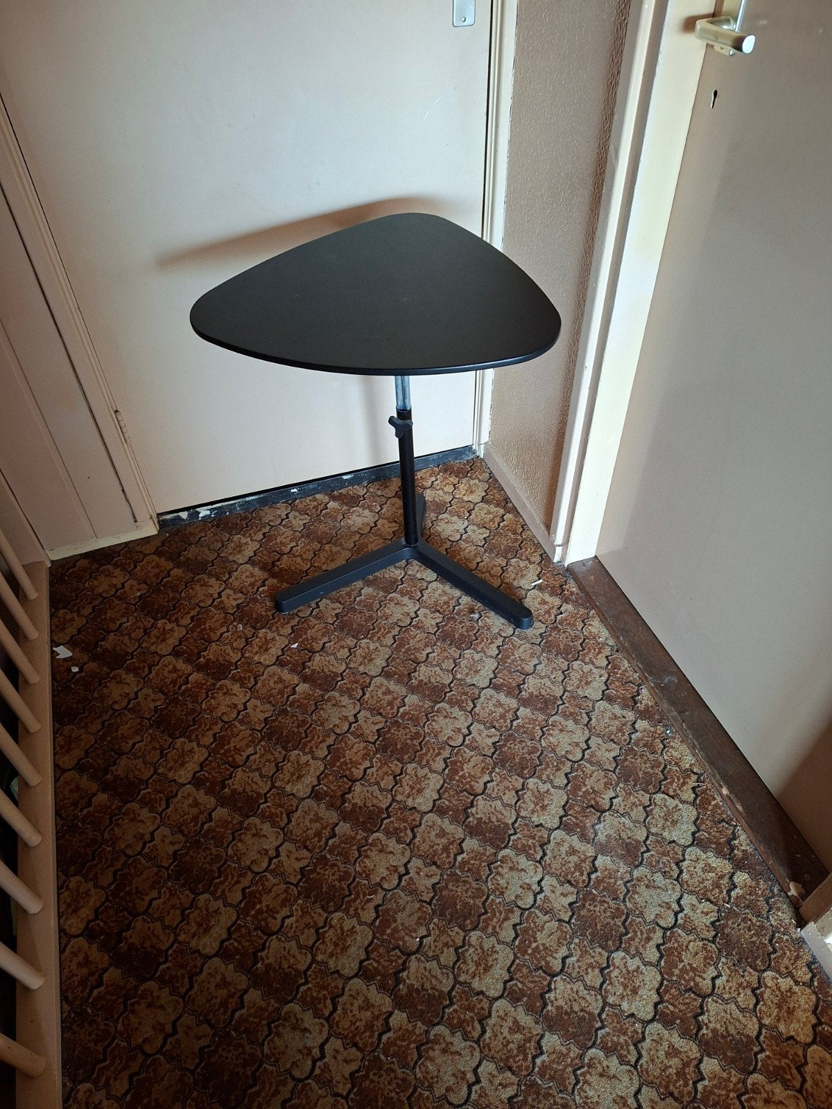zwart bijzettafel in hoogte verstelbaar, Huis en Inrichting, Tafels | Bijzettafels, Ophalen, Gebruikt, Metaal of Aluminium, 55 tot 75 cm
