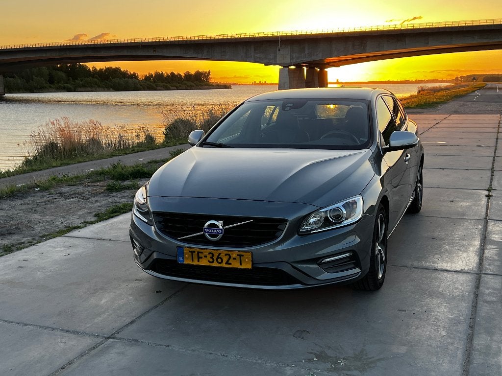 Volvo V60 2.0 T4 Business Sport 190PK R-Design Xenon Navi, Auto's, Dealer onderhouden, Geheel digitaal combi-instrument, 1969 cc