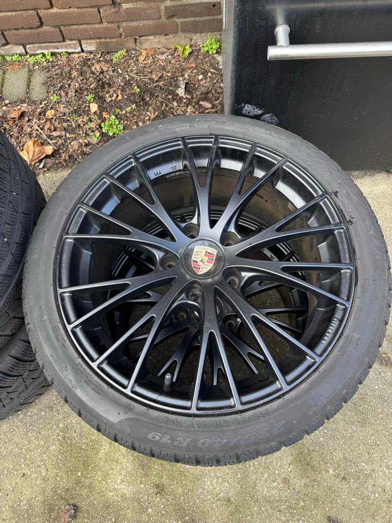 Porsche 911 997 19 inch winterset Pirelli breedset, Gebruikt, Banden en Velgen, Winterbanden, 235 mm