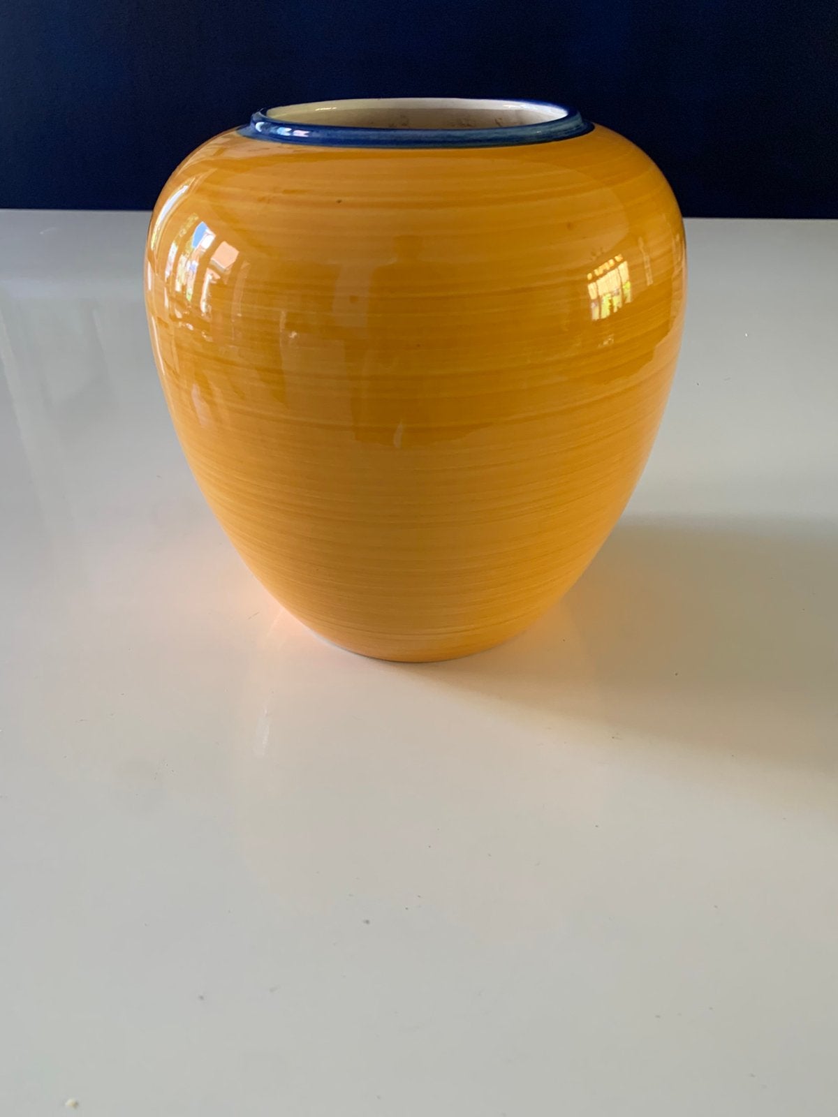 Vaas oranje-gele kleur met blauwe rand, Huis en Inrichting, Woonaccessoires | Vazen, Ophalen of Verzenden, Zo goed als nieuw, Geel