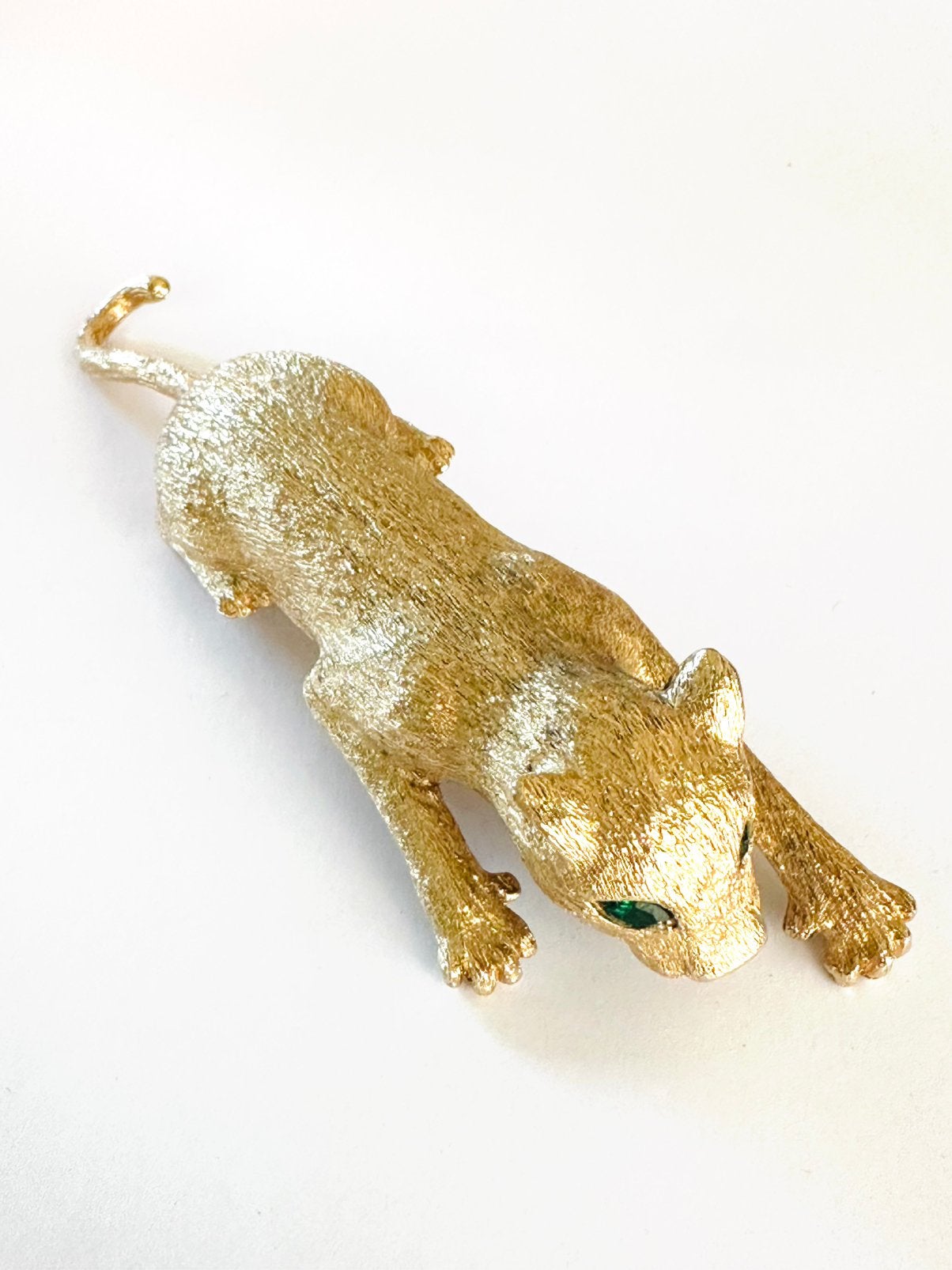 Grote vintage massieve goudkleurige panter broche, 10 cm of meer, Overige materialen, Gebruikt, Verzenden