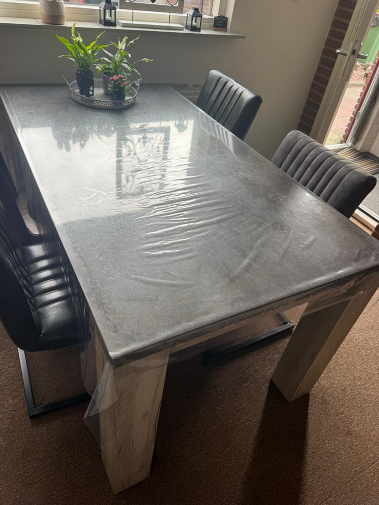 Mooie Satriani eettafel, altijd netjes gebruikt, Zo goed als nieuw, 150 tot 200 cm, Vier personen, Rechthoekig