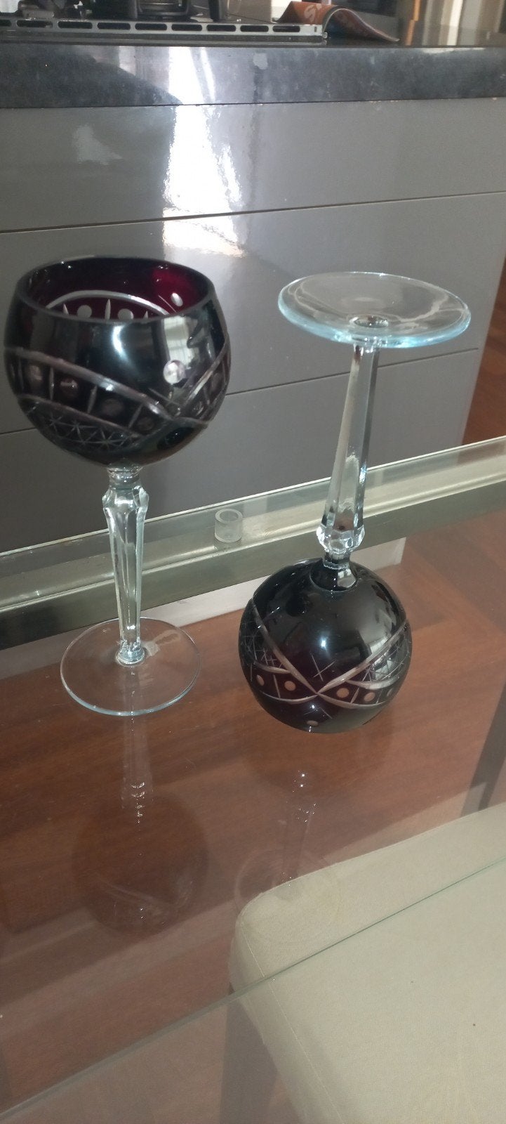 Prachtig geslepen kristallen wijnglas, bordeauxrood, Antiek en Kunst, Antiek | Glas en Kristal, Ophalen of Verzenden