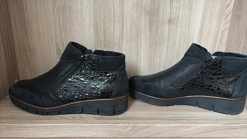 Rieker dames enkellaarsjes maat 40 - Zwart, Kleding | Dames, Schoenen, Ophalen of Verzenden, Gedragen, Zwart, Lage of Enkellaarzen