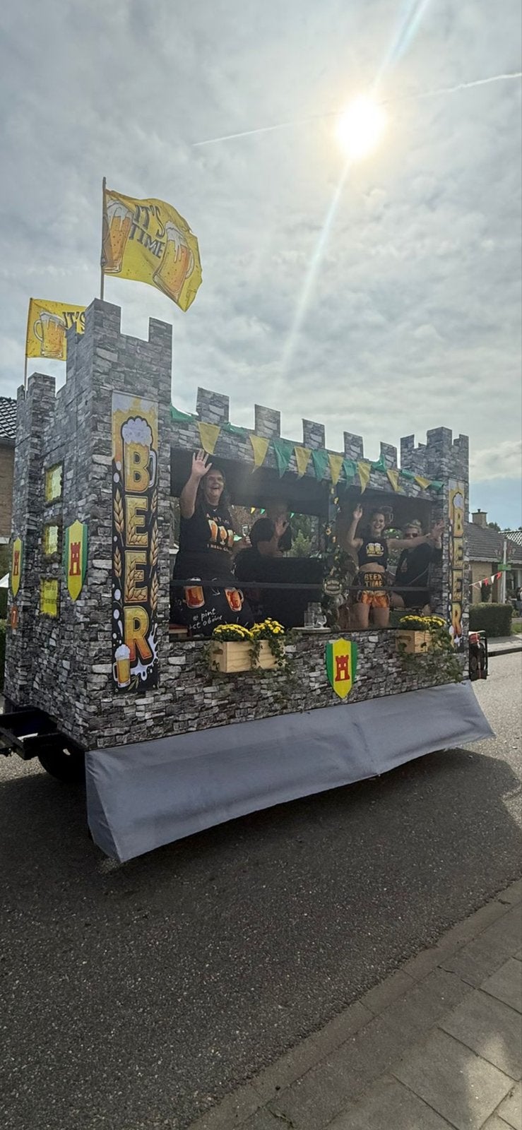 Carnavalswagen Kasteel thema te huur, Ophalen, Gebruikt, Overige typen, Carnaval