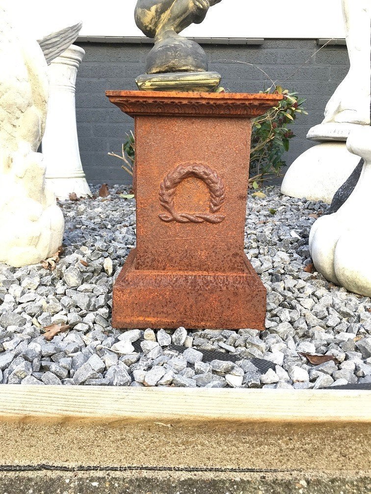 Gietijzeren sokkel, kleine zuil met een rustiek oppervlak, Huis en Inrichting, Ophalen of Verzenden, ., ., .