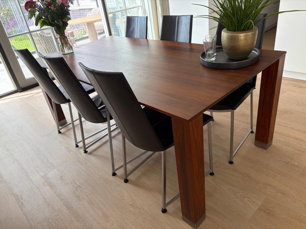 Bert Plantagie Spantafel Noten & 6 Chocobruine Lederen Stoel, Ophalen, 50 tot 100 cm, Zo goed als nieuw, Vijf personen of meer